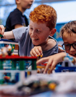 LEGO Fonden investerer 20 millioner USD for at katalysere innovation, der støtter børn med autisme og adhd